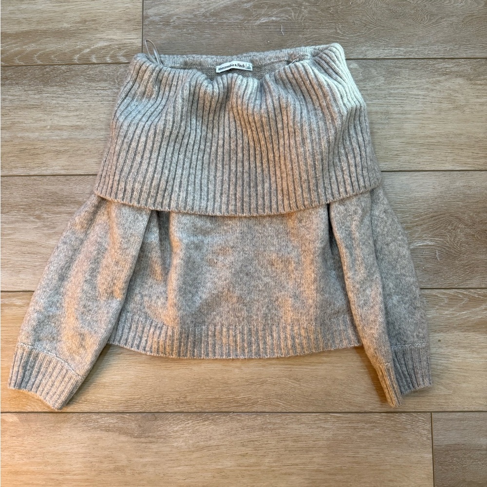 Abercrombie & Fitch - Off Shoulder Sweater - Small